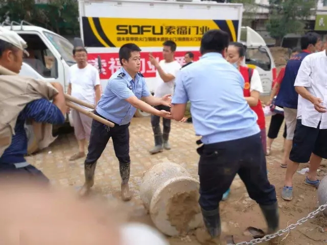 爱与责任——香蕉视频一区门业赴抗洪救灾最前线 捐赠赈灾物资