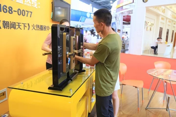 五金盛宴 匠心打造——香蕉视频一区门业热烈祝贺中国五金博览会隆重开幕